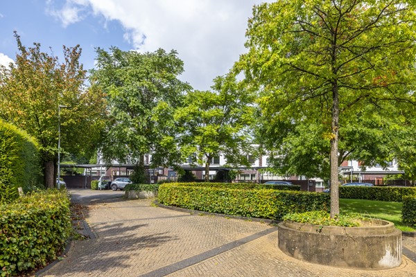 Foto - Te koop: Tussenwoning uit 2007 voorzien van een energielabel A met onder meer een ruime woon- en eetkamer, semi-open keuken, 3 slaapkamers, badkamer, carport en besloten (voor)tuin in Ransdaal